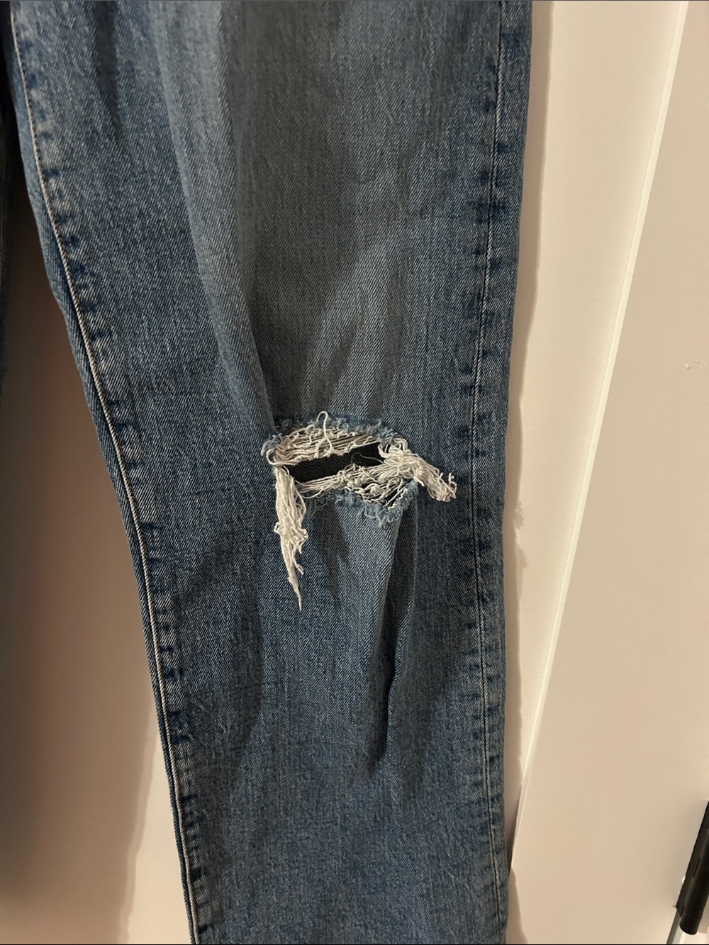Levi’s Ribcage Straight Distressed Jeans - Picture 3 of 5
